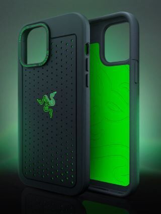 RAZER RC21-01880400-R3M1 Arctech iPhone 13 Pro Max Telefon Kılıfı